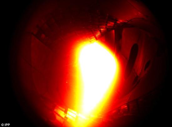 “文德尔施泰因 7-X”第一次产生的等离子体，主要由氦组成，达到了大约100万摄氏度的高温。