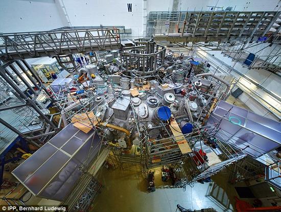 　　“文德尔施泰因 7-X”放置在德国格赖夫斯瓦尔德的一个大型实验室内。研究者宣称，该装置的设计将最终促使核聚变能源成为现实。
